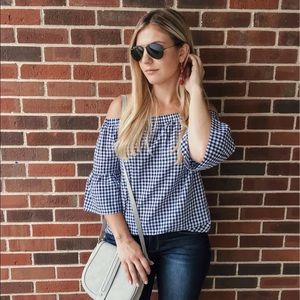 Gingham of the shoulder top